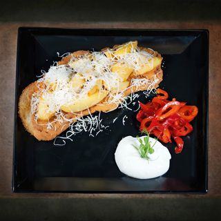 Snitel vienez traditional, cartofi cu parmezan, gogosari murati