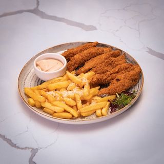 Pui crispy servit cu cartofi cu parmezan