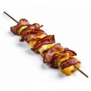 PINCHO RELLENO DE BEICON, CEBOLLA CARAMELIZADA Y QUESO CHEDDAR