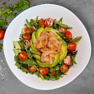 Salata cu Somon  Afumat avocado si rosii cherry