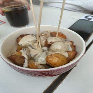 Patatas bravas con crema de quesos