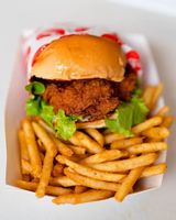 Double Chicken Burger + Frite + Boisson Offerte 