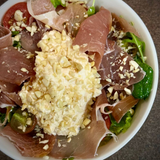 Salata cu prosciutto crudo și stracciatella