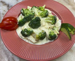 Курица с брокколи в сливочном соусе