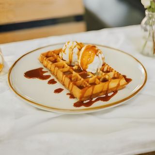 Гофра з морозивом та карамеллю (190г)