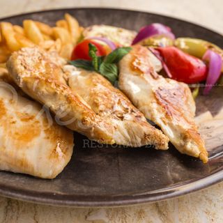 Grilovana piletina sa začinjenim kriškama krompira