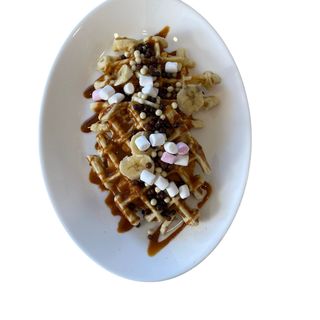 Gofre 13:caramelo, bolas de chocolate, crujientes, nubes y fruta