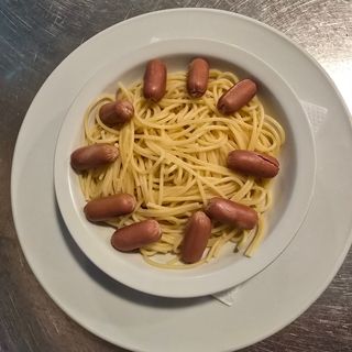 Massa com Salsicha e Bebida