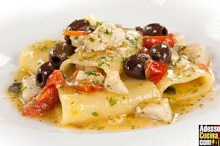 Paccheri alla mediterranea con pomodorini, pesce spada e olive