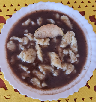 Czernina z kluskami ziemniaczanymi