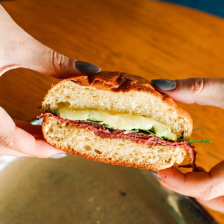 Pastrami em pão brioche
