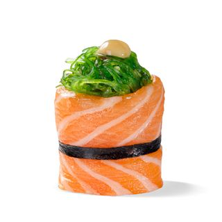 Гункан з лососем та хіяші