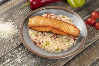 ნორვეგიული ორაგულის სტეიკი, გარნირით