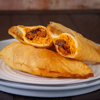 Empanada de pollo con plátano maduro macho