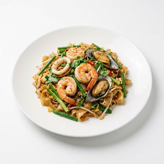 Pasta de arroz frito con marisco