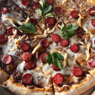 Піца З Мисливськими Ковбасками Та Копченим Сиром Сулугуні