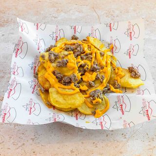 Patata chips con salsiccia e salsa cheddar