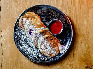 Оладки на йогурті з бананом, з ягідним соусом (200/50g)