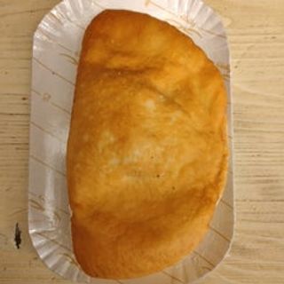 Panzerotto con prosciutto e mozzarella