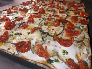 Melanzane grigliate, stracchino e pomodorini secchi