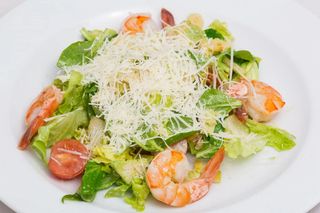 Салат "Цезарь" с креветками (200г)