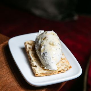 Queso de cabra, trufa negra y miel