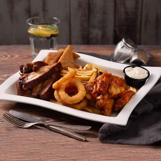 Talerz piwnych przekąsek dla dwóch osób