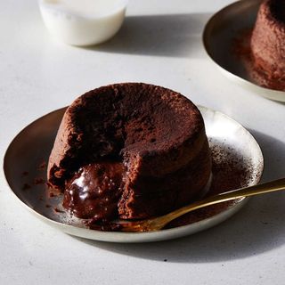 Lava Cake cu topping de fructe de pădure