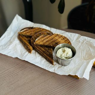 Сальна намазка з темним хлібом