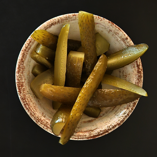 Castraveți murați la butoi