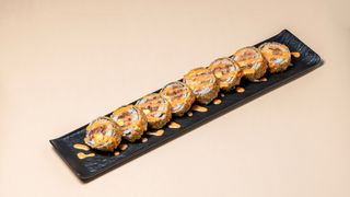 შემწვარი ორაგულის როლი მანგოს სოუსით