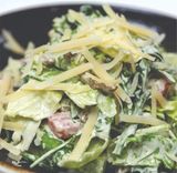 ხბოს ხორცის სალათი პარმეზანით და ტარხუნის სოუსით