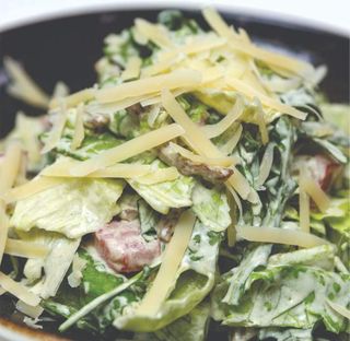 ხბოს ხორცის სალათი პარმეზანით და ტარხუნის სოუსით