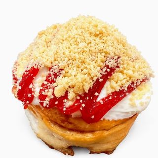 D - Cinnamon Roll - Strawberry Cheesecake (Tarta de Queso de Fresa)