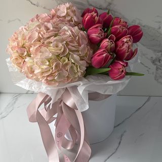 Композиція «Гортензія (2) та тюльпани Колумбус (10)»