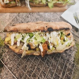 Hamburger, mortadella IGP, stracciatella e pomodori freschi