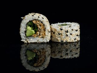 Kalifornia w sezamie z węgorzem (8 szt.) (300g)