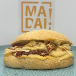 PANINO CON HUMUS DI CECI, POMODORI SEMIDRY E SCAGLIE DI MANDORLE