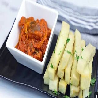 Fried yam with chicken sauce 
