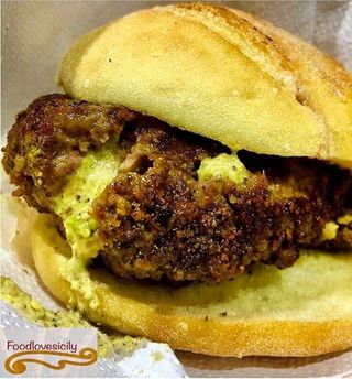 Polpetta di cavallo con Philadelphia e pistacchio panino