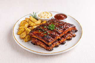 Żeberka XXL w sosie BBQ (500g), pieczone ziemniaki, surówka