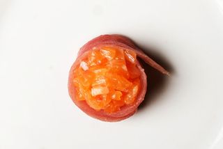 Tonno all'esterno tartare salmone all'interno