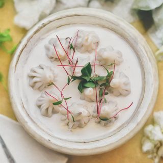 ყველის მინი ხინკალი ნაღებიანი ყველის სოუსით (10ცალი)