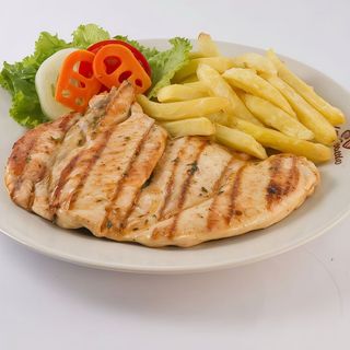 Filetes De Pollo a la Plancha , Patatas y Ensalada Mixta