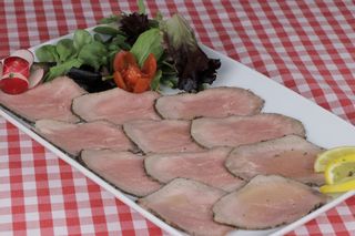 Carpaccio de roast beef con aceite de oliva virgen extra y limón