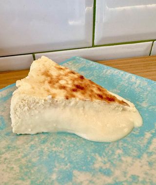 Tarta de queso y fresa cremosa horneada (porción)