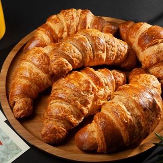 კრუასანი (ლორით და მოცარელით)