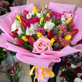Бутиков пролетен букет с лалета, рози , еустоми и алстромерии