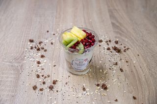 Iaurt cu fulgi de ovaz si fructe