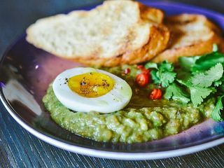 Гуакамоле з м'яким яйцем (140г)